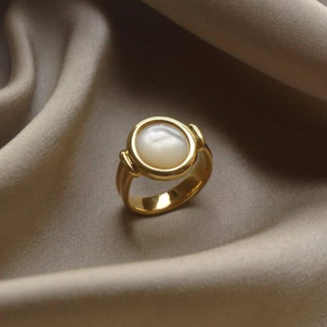 Elegante anello d'oro con perle