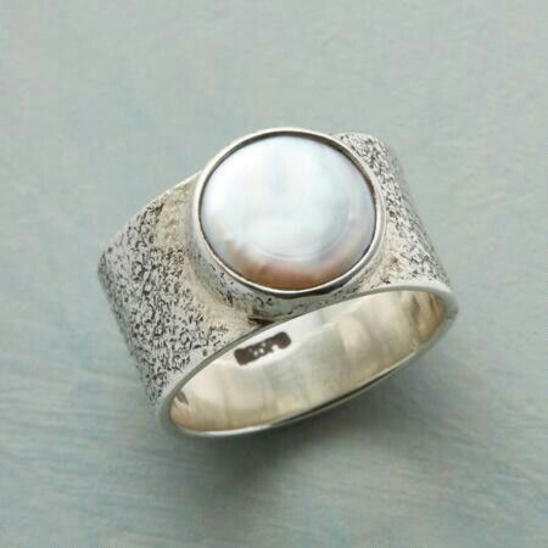 Anello vintage con perle bianche incrostate