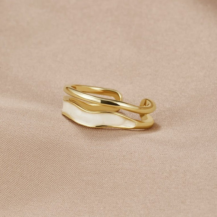 Elegante Anello in Oro con Smalto Bianco