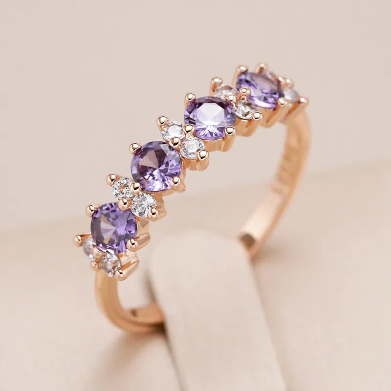 Elegante anello con zirconi viola