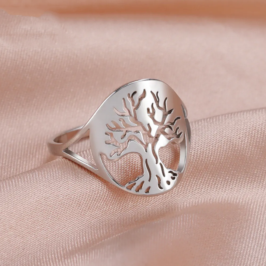 Anello d'argento con albero della vita