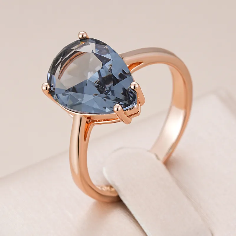 Anello elegante con cristallo blu