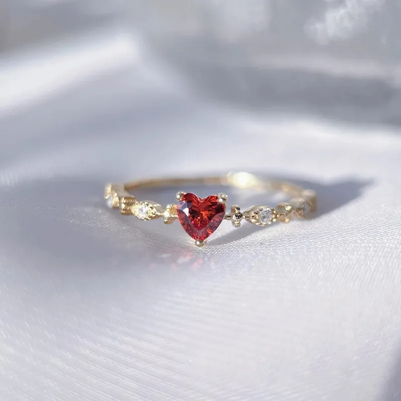 Elegante anello con cuore rosso