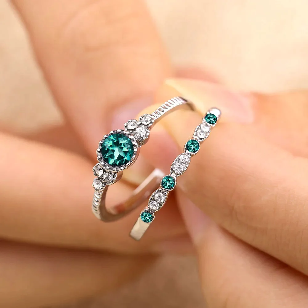 Anello elegante con zirconi verde elegante