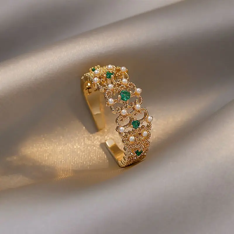 Eleganti  anello con zirconi verdi e perle