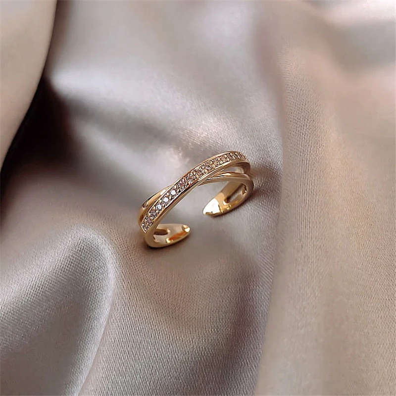 Elegante anello con zirconi incrociati