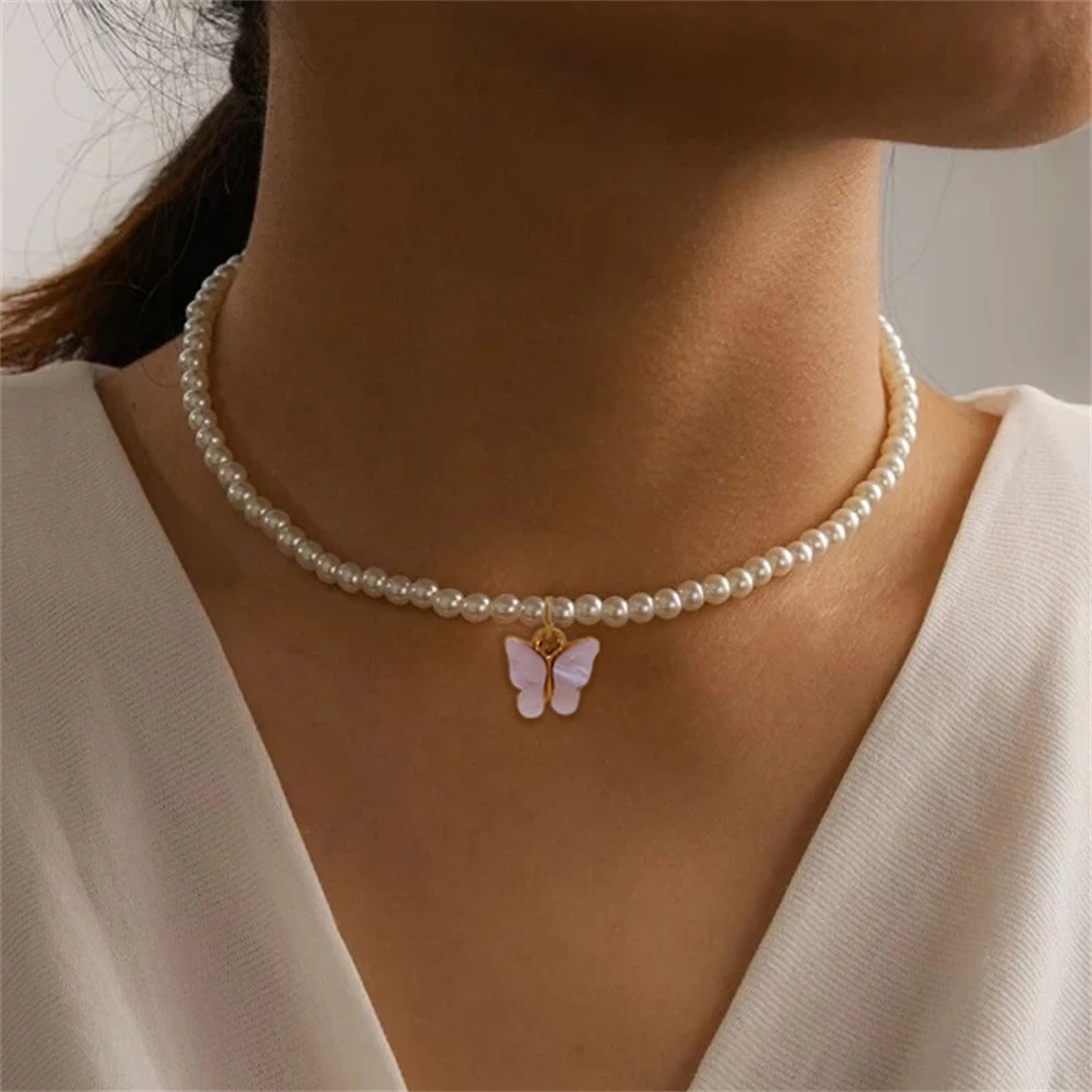 Elegante collana di perle a farfalla