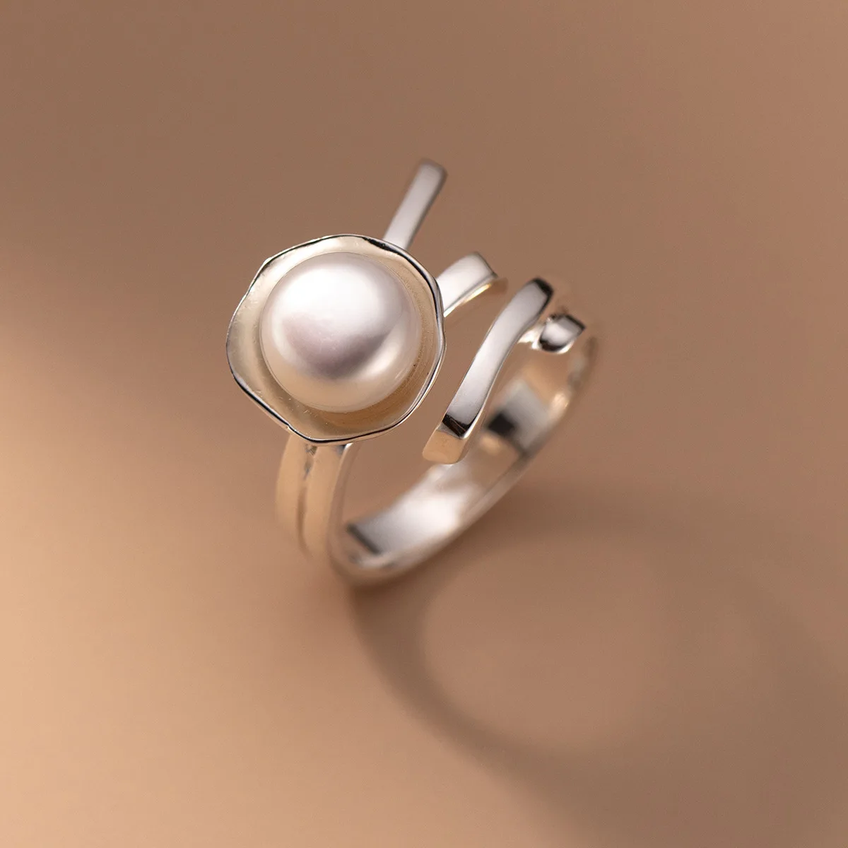 Elegante anello con perla aperta