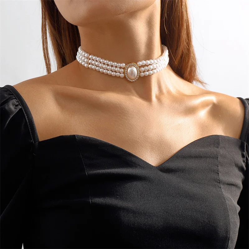 Elegante collana di triple perle