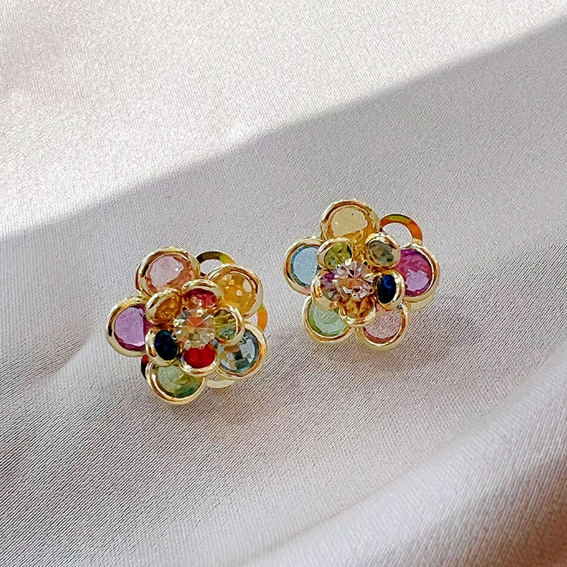 Eleganti orecchini con fiori di cristallo colorati