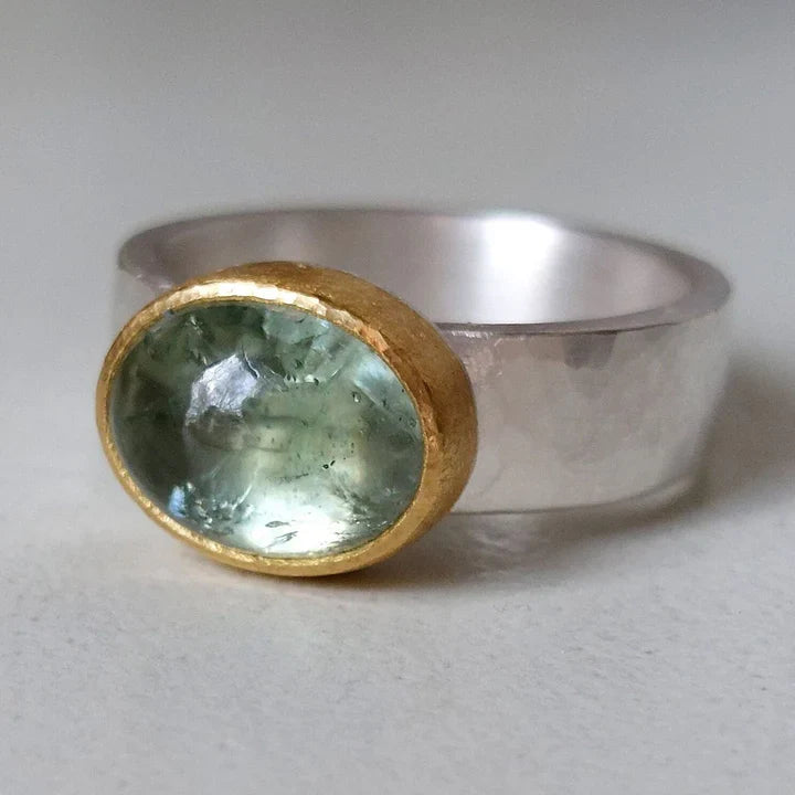 Anello vintage con pietra verde arrotondata